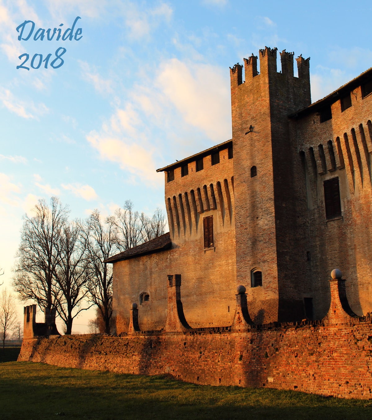 Maccastorna (Lodi, Lombardia – Italia). Castello: fronte Sud. © Davide. 2018. Fotografia digitale
