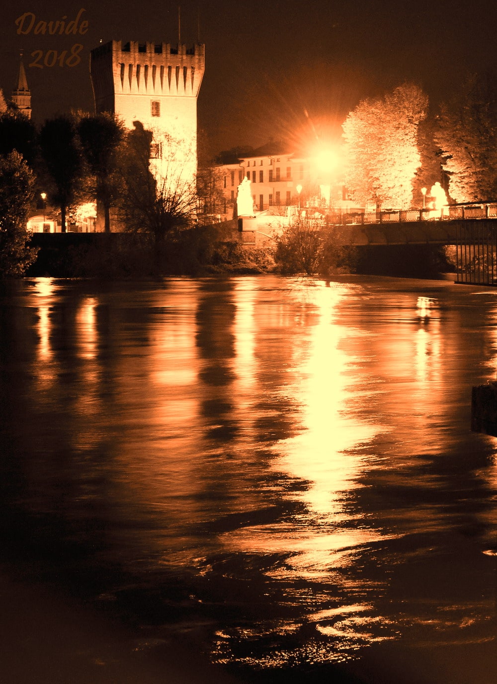 Pizzighettone (Cremona, Lombardia – Italia). Torre del Guado e fiume Adda in notturna. © Davide. 2018. Fotografia digitale