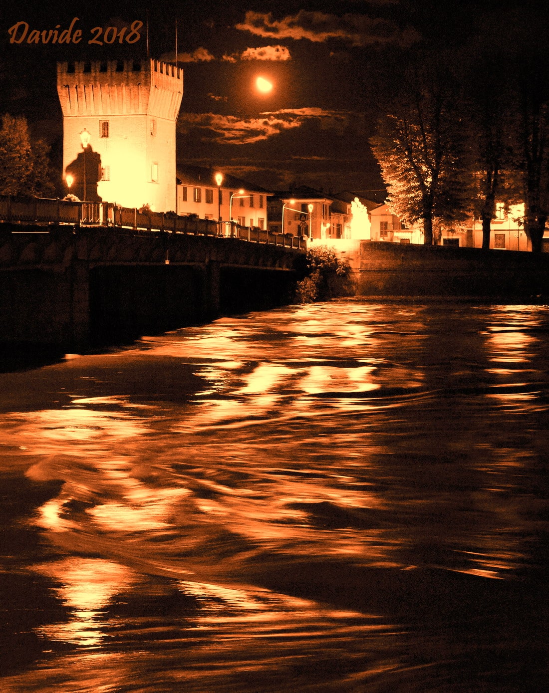 Pizzighettone (Cremona, Lombardia – Italia). Torre del Guado e fiume Adda in notturna. Davide. 2018. Fotografia digitale