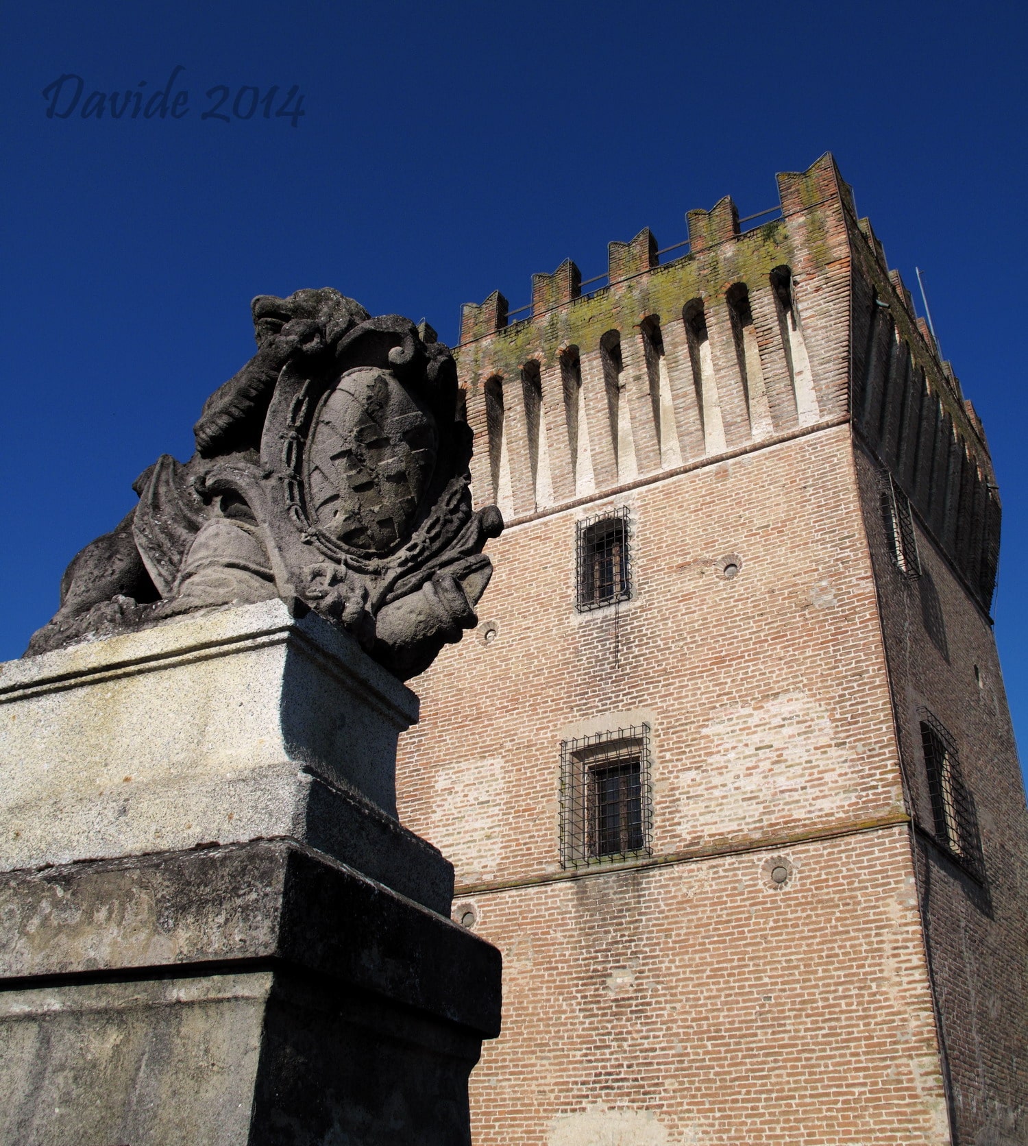 Pizzighettone (Cremona, Lombardia – Italia). Torre del Guado e Leone. Davide. © 2014. Fotografia digitale